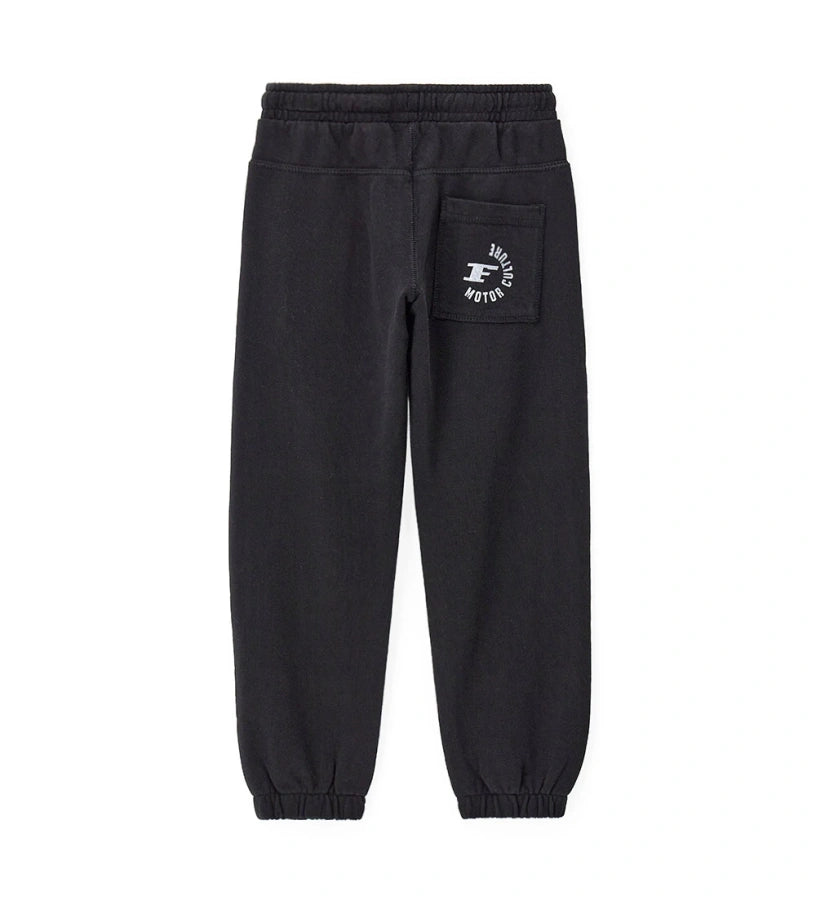 Άνετο και μοντέρνο παντελόνι φόρμας από βαμβάκι. Διαθέτει ελαστική μέση με ρυθμιζόμενο κορδόνι για τέλεια εφαρμογή, πλαϊνές τσέπες, τύπωμα στο πίσω μέρος και ελαστικό τελείωμα στο κάτω μέρος. Ιδανικό για καθημερινές παιδικές εμφανίσεις με στυλ και άνεση.