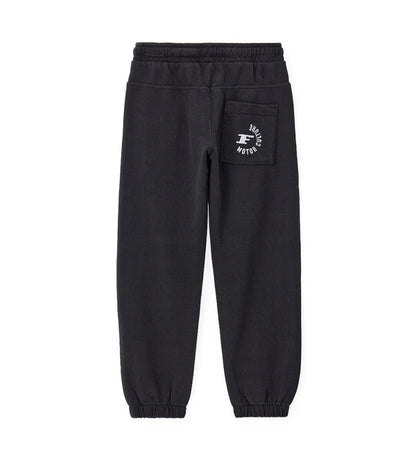 Άνετο και μοντέρνο παντελόνι φόρμας από βαμβάκι. Διαθέτει ελαστική μέση με ρυθμιζόμενο κορδόνι για τέλεια εφαρμογή, πλαϊνές τσέπες, τύπωμα στο πίσω μέρος και ελαστικό τελείωμα στο κάτω μέρος. Ιδανικό για καθημερινές παιδικές εμφανίσεις με στυλ και άνεση.