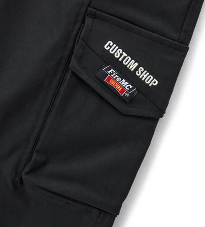 Παντελόνι cargo από ελαστικό τεχνικό ύφασμα, πρακτικό και μοντέρνο. Διαθέτει άνετη μέση με ρυθμιζόμενο κορδόνι, διακοσμητική ετικέτα και λάστιχο στο τελείωμα για δυναμικό και άνετο look. Ιδανική επιλογή για καθημερινές εμφανίσεις με στυλ.