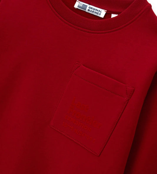 Ζεστό φούτερ από βαμβάκι, άνετο και κομψό. Διαθέτει στρογγυλή λαιμόκοψη, μπροστινή τσέπη, τονικό flock τύπωμα στο μπροστινό και πίσω μέρος και ριμπ τελειώματα για προσεγμένη εμφάνιση.