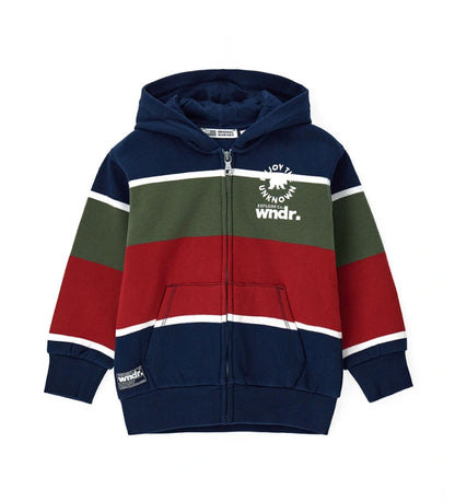 Παιδική ζακέτα από ζεστό βαμβάκι βαφής νημάτων, ιδανικό για καθημερινή άνεση. Διαθέτει επενδυμένη κουκούλα, ριμπ τελειώματα, άνοιγμα με φερμουάρ, τσέπη τύπου καγκουρό και κέντημα στο μπροστινό μέρος για μοντέρνο στυλ. Ένα πρακτικό και στιλάτο κομμάτι για casual χειμερινές εμφανίσεις.