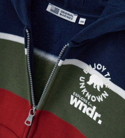 Παιδική ζακέτα από ζεστό βαμβάκι βαφής νημάτων, ιδανικό για καθημερινή άνεση. Διαθέτει επενδυμένη κουκούλα, ριμπ τελειώματα, άνοιγμα με φερμουάρ, τσέπη τύπου καγκουρό και κέντημα στο μπροστινό μέρος για μοντέρνο στυλ. Ένα πρακτικό και στιλάτο κομμάτι για casual χειμερινές εμφανίσεις.