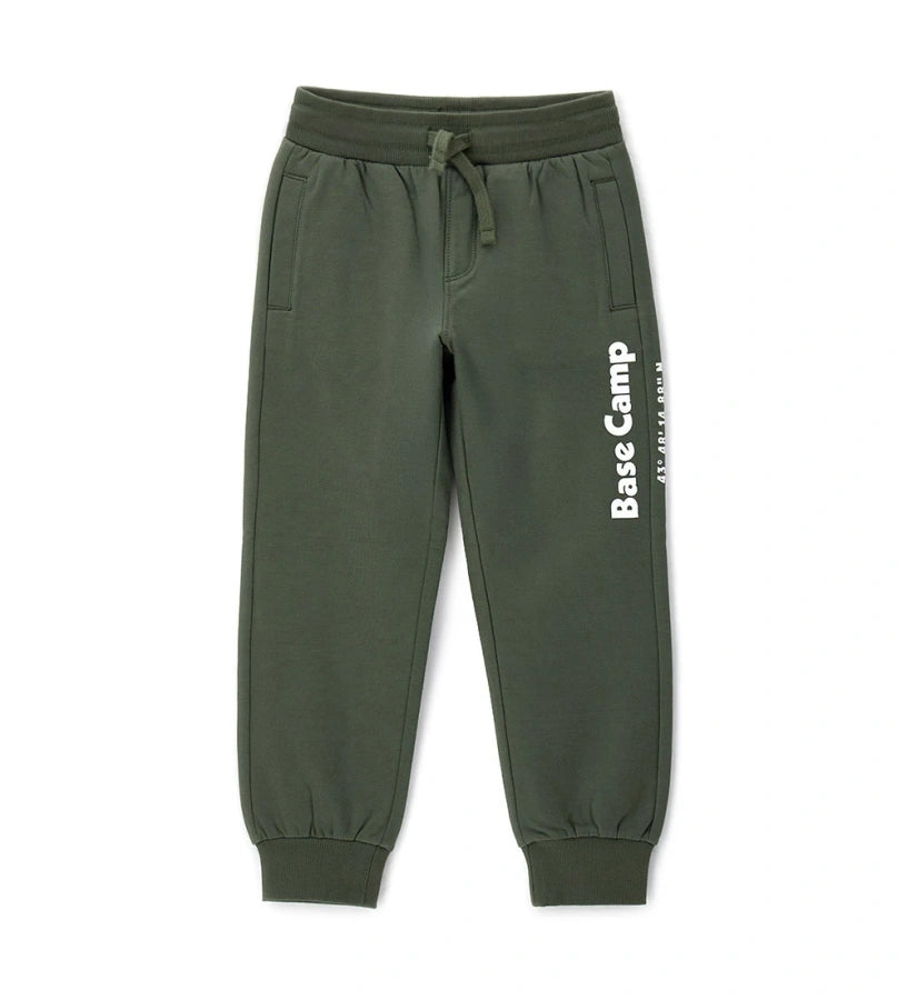 Παντελόνι από ζεστό βαμβακερό fleece, άνετο και μοντέρνο. Διαθέτει ρυθμιζόμενη μέση με κορδόνι, πλαϊνές τσέπες, διακοσμητικό τύπωμα και ριμπ τελειώματα για μια προσεγμένη εμφάνιση.