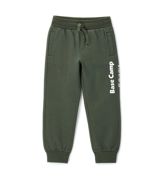 Παντελόνι από ζεστό βαμβακερό fleece, άνετο και μοντέρνο. Διαθέτει ρυθμιζόμενη μέση με κορδόνι, πλαϊνές τσέπες, διακοσμητικό τύπωμα και ριμπ τελειώματα για μια προσεγμένη εμφάνιση.