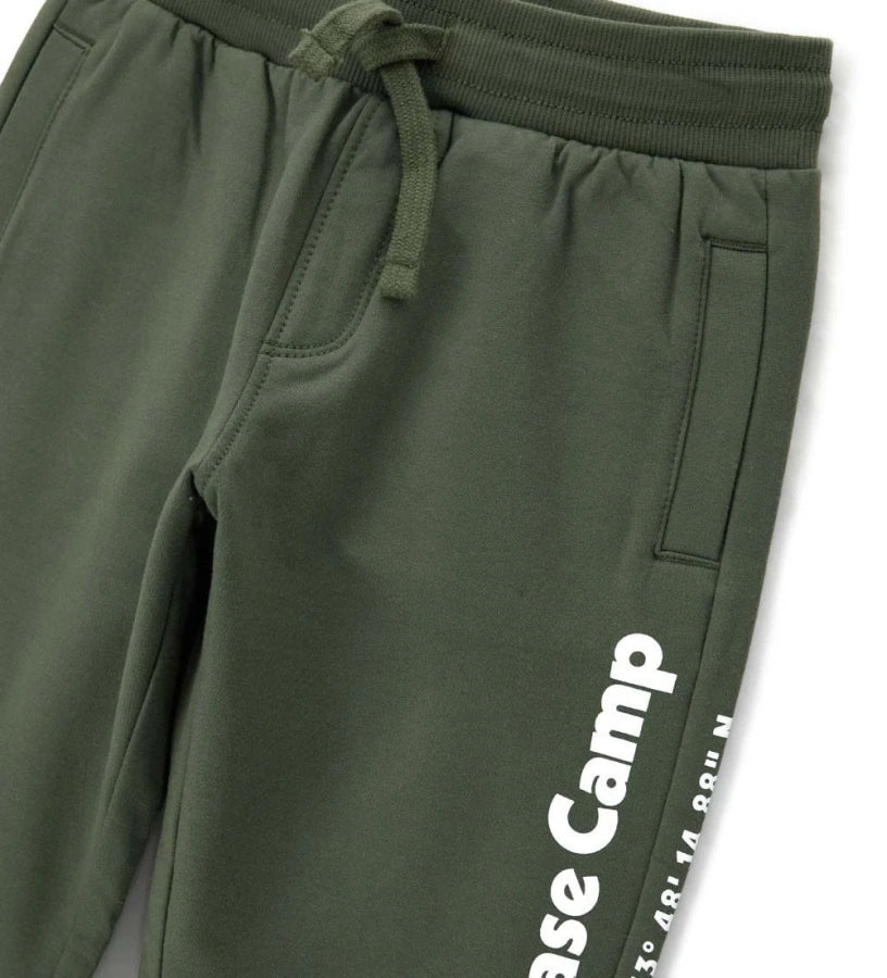 Παντελόνι από ζεστό βαμβακερό fleece, άνετο και μοντέρνο. Διαθέτει ρυθμιζόμενη μέση με κορδόνι, πλαϊνές τσέπες, διακοσμητικό τύπωμα και ριμπ τελειώματα για μια προσεγμένη εμφάνιση.