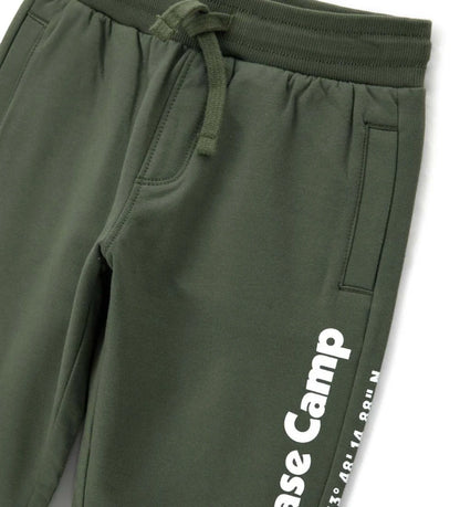 Παντελόνι από ζεστό βαμβακερό fleece, άνετο και μοντέρνο. Διαθέτει ρυθμιζόμενη μέση με κορδόνι, πλαϊνές τσέπες, διακοσμητικό τύπωμα και ριμπ τελειώματα για μια προσεγμένη εμφάνιση.