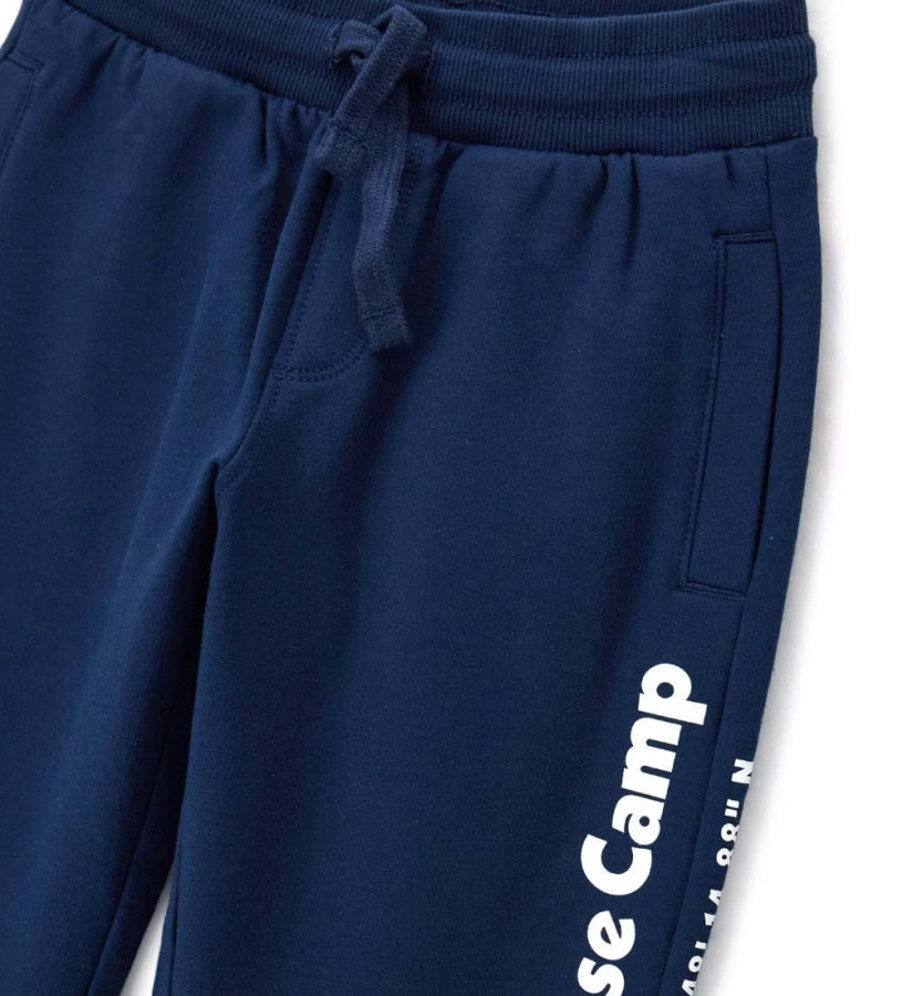 Παντελόνι από ζεστό βαμβακερό fleece, άνετο και μοντέρνο. Διαθέτει ρυθμιζόμενη μέση με κορδόνι, πλαϊνές τσέπες, διακοσμητικό τύπωμα και ριμπ τελειώματα για μια προσεγμένη εμφάνιση.