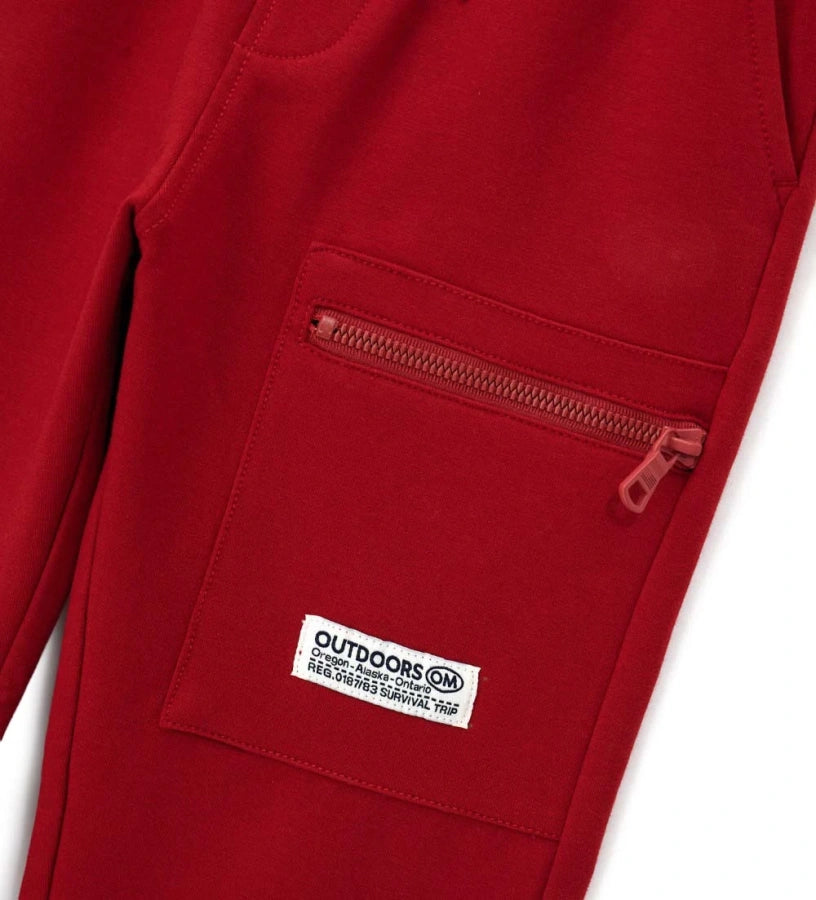 Παντελόνι από ζεστό βαμβακερό fleece, άνετο και μοντέρνο. Η ρυθμιζόμενη και ελαστική μέση προσφέρει εξαιρετική άνεση, ενώ η πρακτική μπροστινή τσέπη με φερμουάρ προσθέτει μια πινελιά στυλ. Ριμπ τελειώματα και ετικέτα στο μπροστινό μέρος ολοκληρώνουν την προσεγμένη εμφάνιση.