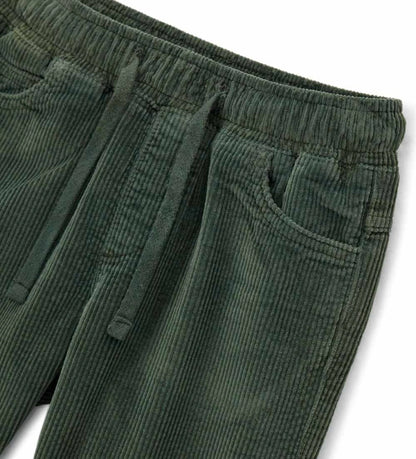 Παντελόνι από βελουτέ ύφασμα (κορδέλα), κομψό και πρακτικό. Σχέδιο με 5 τσέπες, ελαστική μέση και ρυθμιζόμενο κορδόνι για τέλεια εφαρμογή — ιδανικό για casual και μοντέρνες εμφανίσεις.