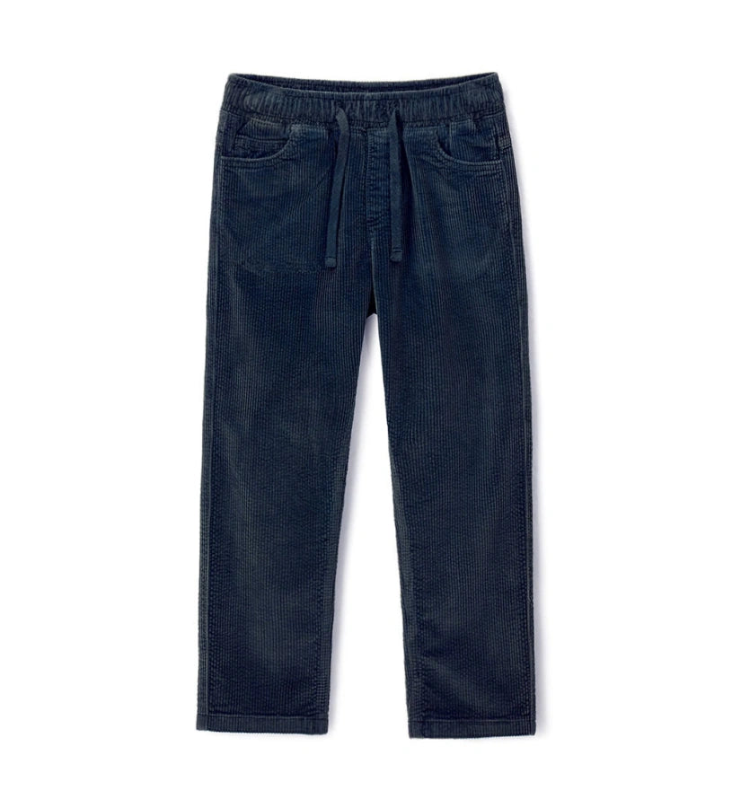 Παντελόνι από βελουτέ ύφασμα (κορδέλα), κομψό και πρακτικό. Σχέδιο με 5 τσέπες, ελαστική μέση και ρυθμιζόμενο κορδόνι για τέλεια εφαρμογή — ιδανικό για casual και μοντέρνες εμφανίσεις.