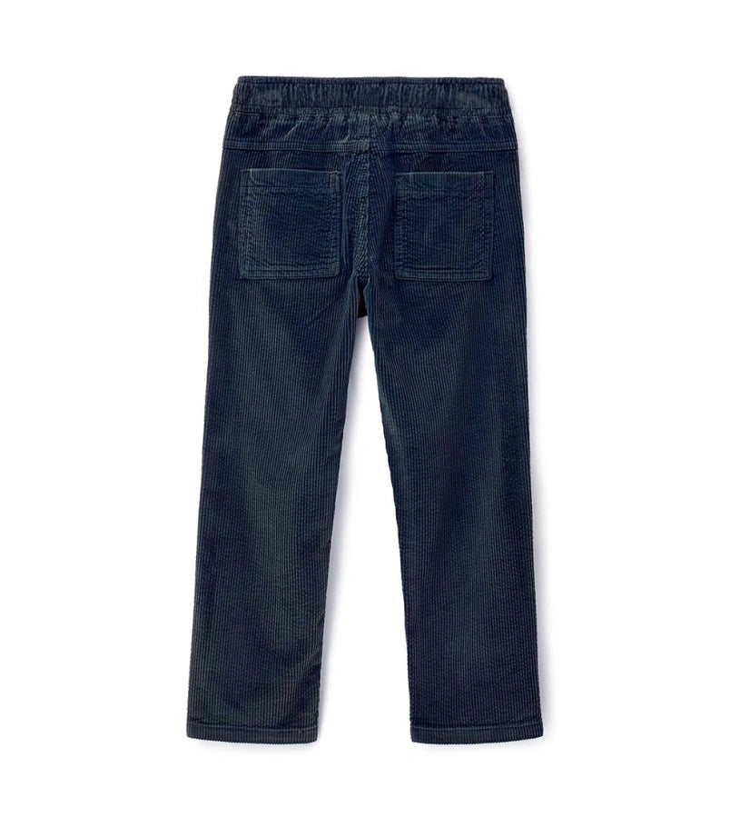 Παντελόνι από βελουτέ ύφασμα (κορδέλα), κομψό και πρακτικό. Σχέδιο με 5 τσέπες, ελαστική μέση και ρυθμιζόμενο κορδόνι για τέλεια εφαρμογή — ιδανικό για casual και μοντέρνες εμφανίσεις.