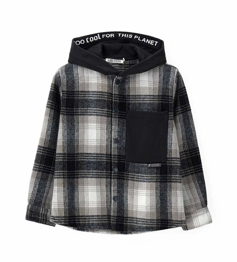 Μακρυμάνικο πουκάμισο από βαμβάκι σε νήμα βαφής, με μοντέρνο στιλ και φαρδιά γραμμή. Διαθέτει άνοιγμα με κουμπιά-σούστες, τσέπη, κουκούλα από βαμβακερό ύφασμα fleece σε αντίθεση, τύπωμα και κεντημένη ετικέτα.