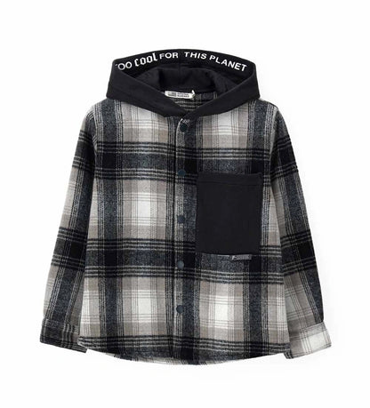 Μακρυμάνικο πουκάμισο από βαμβάκι σε νήμα βαφής, με μοντέρνο στιλ και φαρδιά γραμμή. Διαθέτει άνοιγμα με κουμπιά-σούστες, τσέπη, κουκούλα από βαμβακερό ύφασμα fleece σε αντίθεση, τύπωμα και κεντημένη ετικέτα.