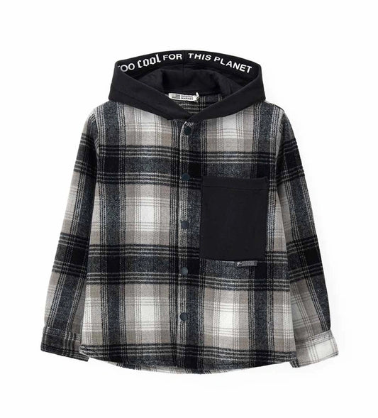 Μακρυμάνικο πουκάμισο από βαμβάκι σε νήμα βαφής, με μοντέρνο στιλ και φαρδιά γραμμή. Διαθέτει άνοιγμα με κουμπιά-σούστες, τσέπη, κουκούλα από βαμβακερό ύφασμα fleece σε αντίθεση, τύπωμα και κεντημένη ετικέτα.