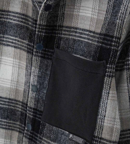 Μακρυμάνικο πουκάμισο από βαμβάκι σε νήμα βαφής, με μοντέρνο στιλ και φαρδιά γραμμή. Διαθέτει άνοιγμα με κουμπιά-σούστες, τσέπη, κουκούλα από βαμβακερό ύφασμα fleece σε αντίθεση, τύπωμα και κεντημένη ετικέτα.