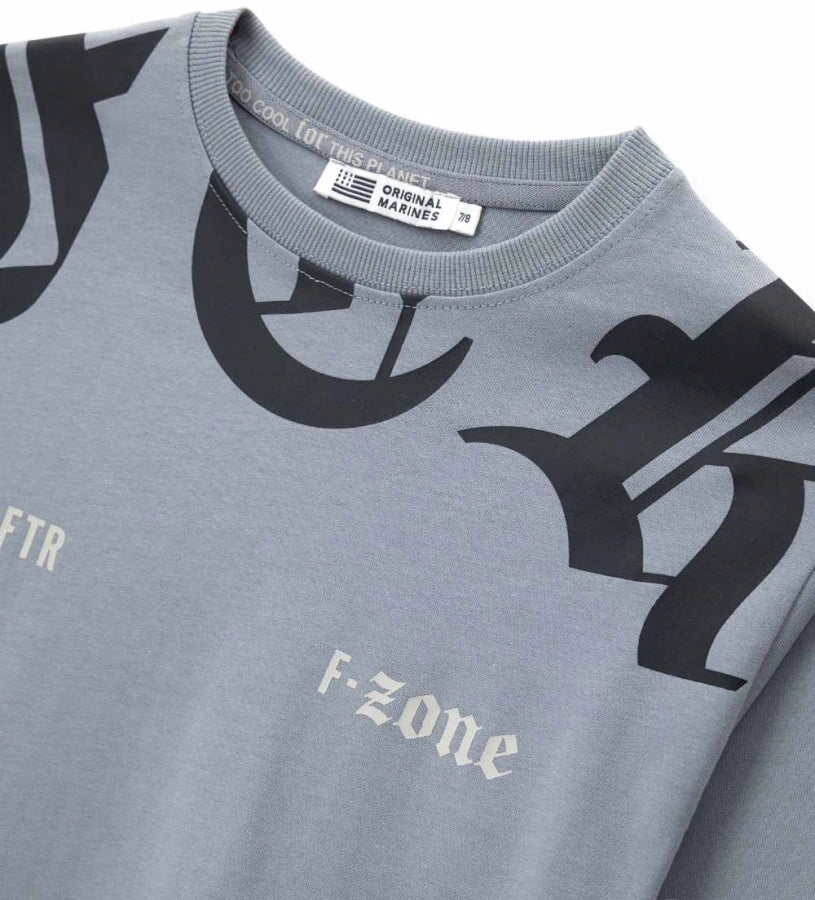 Βαμβακερή μπλούζα με μακριά μανίκια και φαρδιά γραμμή, για μοντέρνα και άνετη εμφάνιση. Διαθέτει ριμπ στρογγυλή λαιμόκοψη, τυπώματα και κεντημένη ετικέτα για μια ξεχωριστή πινελιά στυλ.