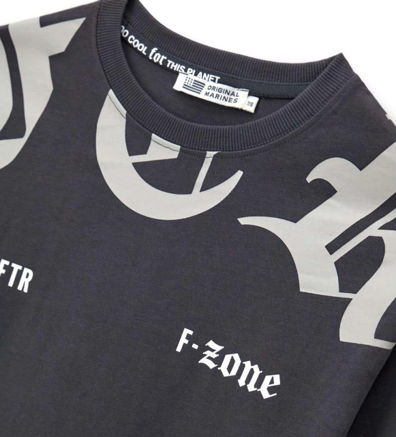 Βαμβακερή μπλούζα με μακριά μανίκια και φαρδιά γραμμή, για μοντέρνα και άνετη εμφάνιση. Διαθέτει ριμπ στρογγυλή λαιμόκοψη, τυπώματα και κεντημένη ετικέτα για μια ξεχωριστή πινελιά στυλ.