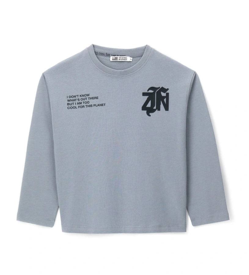 Βαμβακερή μπλούζα με μακριά μανίκια, ριμπ λαιμόκοψη και φαρδιά γραμμή για απόλυτη άνεση. Διακοσμημένη με πρωτότυπα τυπώματα και κομψή κεντημένη ετικέτα.