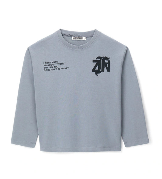 Βαμβακερή μπλούζα με μακριά μανίκια, ριμπ λαιμόκοψη και φαρδιά γραμμή για απόλυτη άνεση. Διακοσμημένη με πρωτότυπα τυπώματα και κομψή κεντημένη ετικέτα.