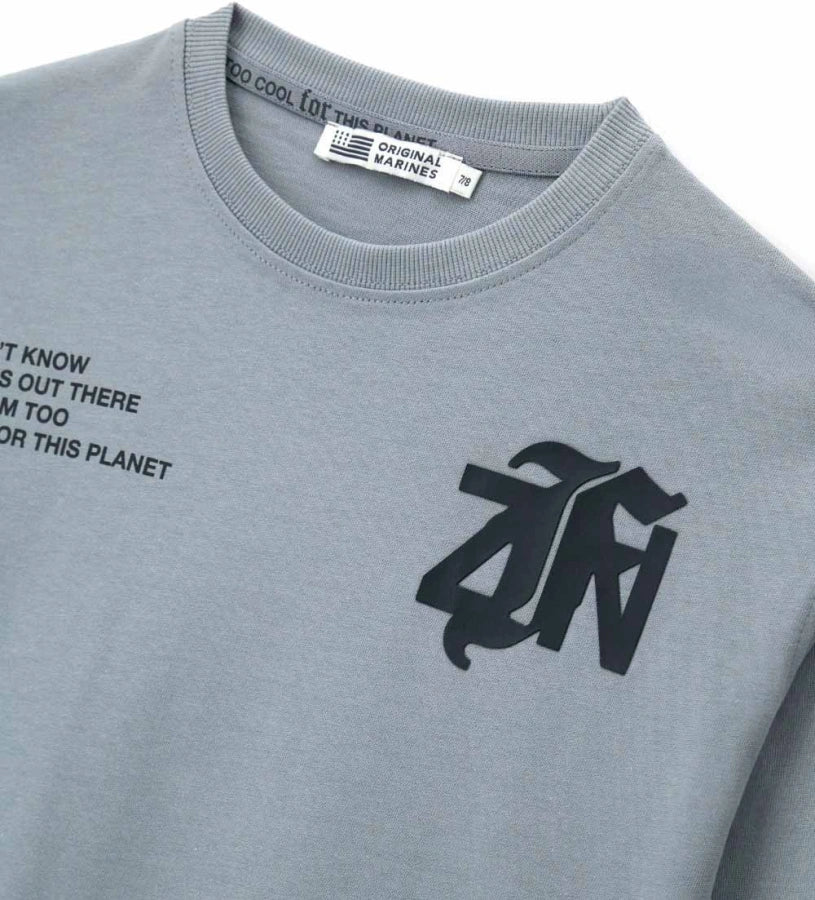 Βαμβακερή μπλούζα με μακριά μανίκια, ριμπ λαιμόκοψη και φαρδιά γραμμή για απόλυτη άνεση. Διακοσμημένη με πρωτότυπα τυπώματα και κομψή κεντημένη ετικέτα.