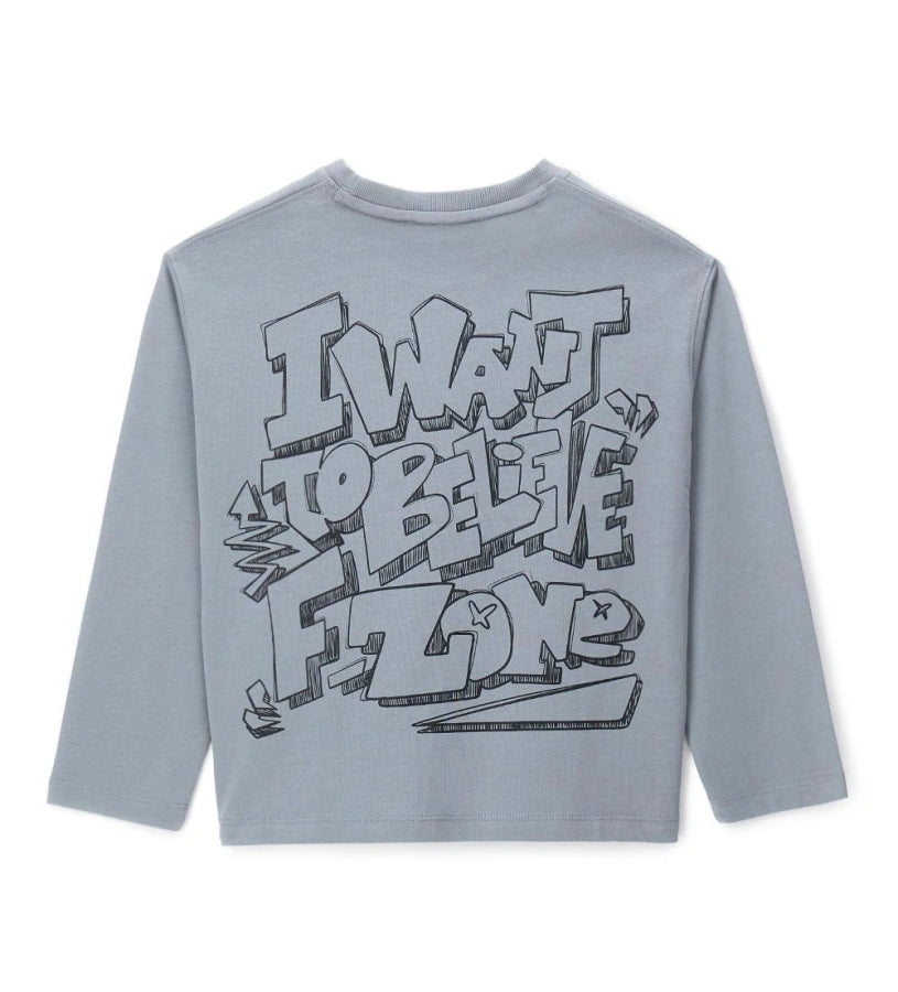 Βαμβακερή μπλούζα με μακριά μανίκια, ριμπ λαιμόκοψη και φαρδιά γραμμή για απόλυτη άνεση. Διακοσμημένη με πρωτότυπα τυπώματα και κομψή κεντημένη ετικέτα.