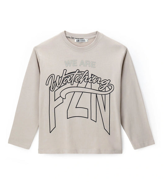 Βαμβακερή μπλούζα με μακριά μανίκια και φαρδιά γραμμή, για άνετη και μοντέρνα εμφάνιση. Διαθέτει ριμπ στρογγυλή λαιμόκοψη, γραφικά τυπώματα και κεντημένη ετικέτα για μια ξεχωριστή και στιλάτη πινελιά.