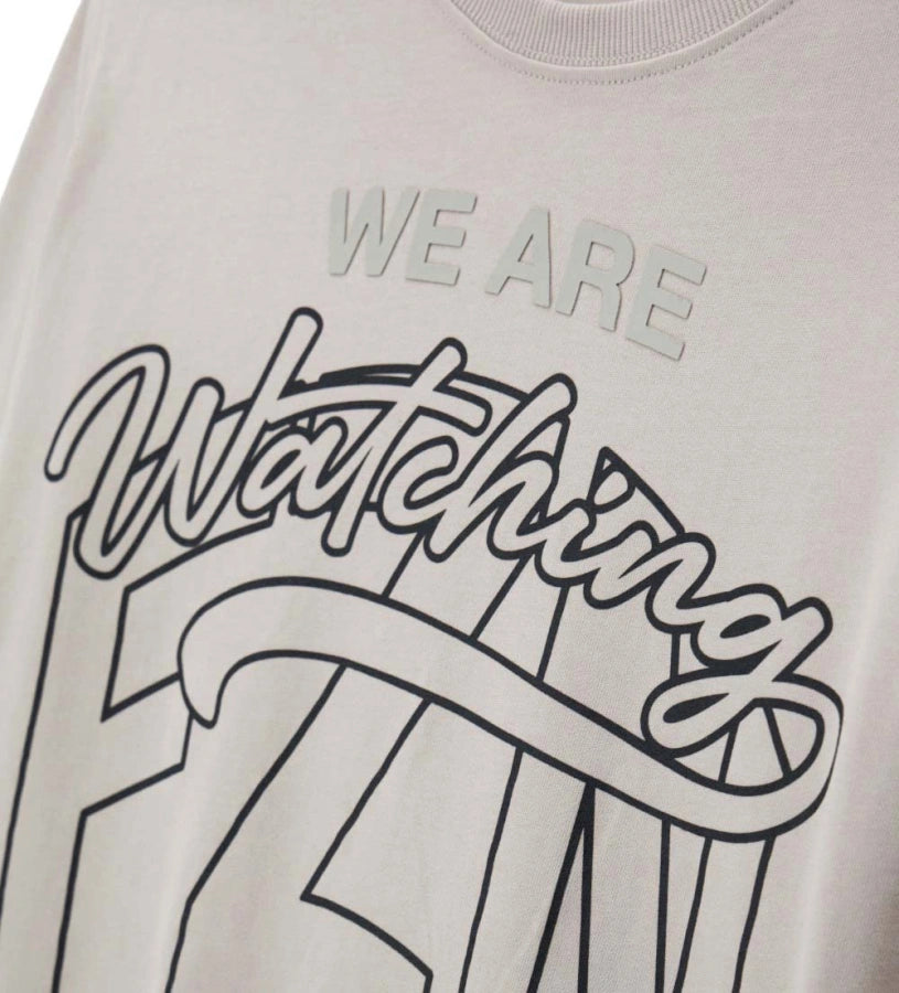 Βαμβακερή μπλούζα με μακριά μανίκια και φαρδιά γραμμή, για άνετη και μοντέρνα εμφάνιση. Διαθέτει ριμπ στρογγυλή λαιμόκοψη, γραφικά τυπώματα και κεντημένη ετικέτα για μια ξεχωριστή και στιλάτη πινελιά.