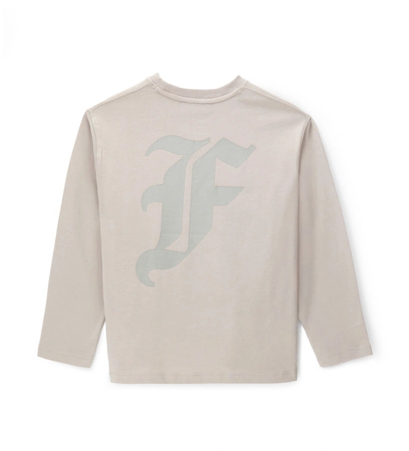 Βαμβακερή μπλούζα με μακριά μανίκια και φαρδιά γραμμή, για άνετη και μοντέρνα εμφάνιση. Διαθέτει ριμπ στρογγυλή λαιμόκοψη, γραφικά τυπώματα και κεντημένη ετικέτα για μια ξεχωριστή και στιλάτη πινελιά.