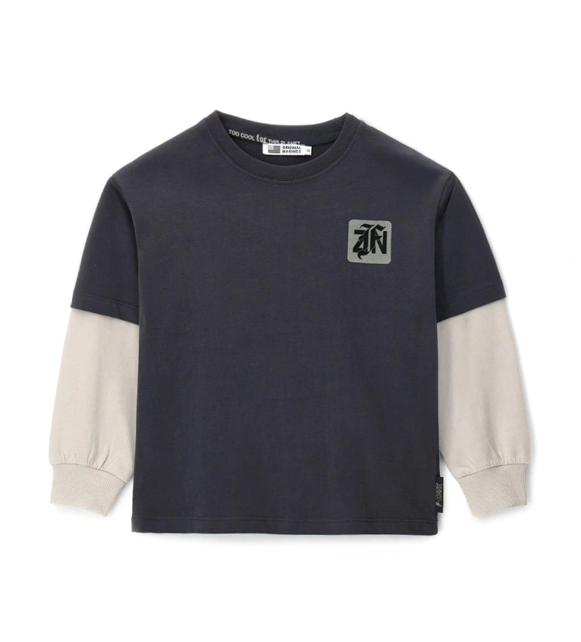 Βαμβακερό T-shirt με oversized γραμμή και μακριά μανίκια με εφέ διπλής στρώσης για μοντέρνο street look. Διαθέτει ριμπ στρογγυλή λαιμόκοψη, στάμπες και κεντημένη ετικέτα, συνδυάζοντας άνεση και στυλ για casual εμφανίσεις με χαρακτήρα.