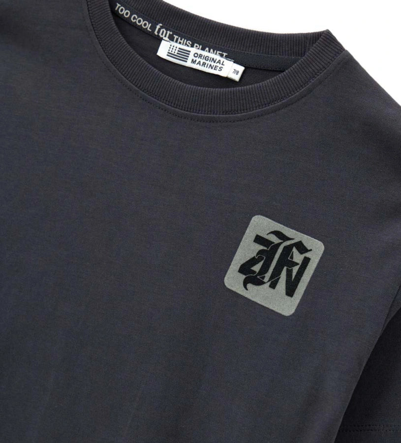 Βαμβακερό T-shirt με oversized γραμμή και μακριά μανίκια με εφέ διπλής στρώσης για μοντέρνο street look. Διαθέτει ριμπ στρογγυλή λαιμόκοψη, στάμπες και κεντημένη ετικέτα, συνδυάζοντας άνεση και στυλ για casual εμφανίσεις με χαρακτήρα.