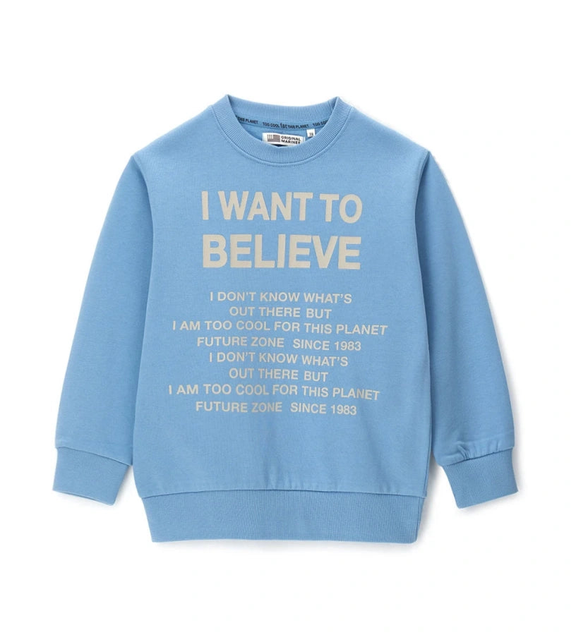 Φούτερ σε φαρδιά γραμμή από ζεστό βαμβάκι, ιδανικό για casual και μοντέρνα εμφάνιση. Διαθέτει μακριά μανίκια, στρογγυλή λαιμόκοψη, ριμπ τελειώματα και τυπώματα για μια σύγχρονη πινελιά.