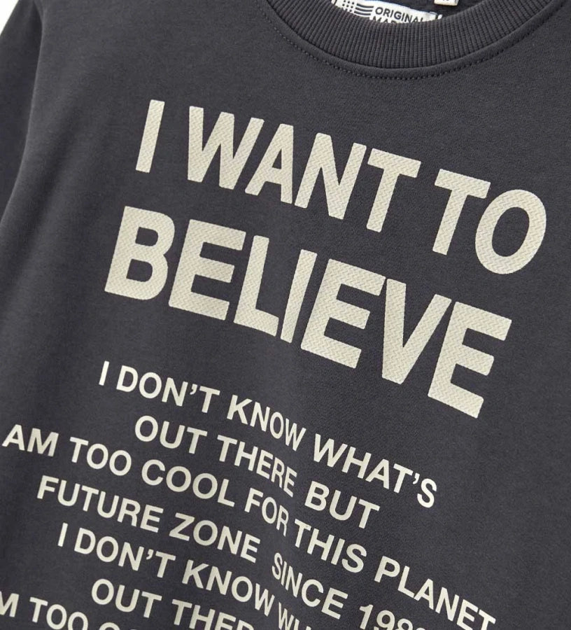 Φούτερ σε φαρδιά γραμμή από ζεστό βαμβάκι, ιδανικό για casual και μοντέρνα εμφάνιση. Διαθέτει μακριά μανίκια, στρογγυλή λαιμόκοψη, ριμπ τελειώματα και τυπώματα για μια σύγχρονη πινελιά.