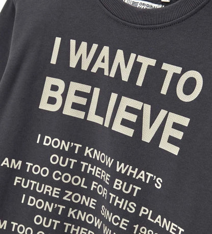 Φούτερ σε φαρδιά γραμμή από ζεστό βαμβάκι, ιδανικό για casual και μοντέρνα εμφάνιση. Διαθέτει μακριά μανίκια, στρογγυλή λαιμόκοψη, ριμπ τελειώματα και τυπώματα για μια σύγχρονη πινελιά.