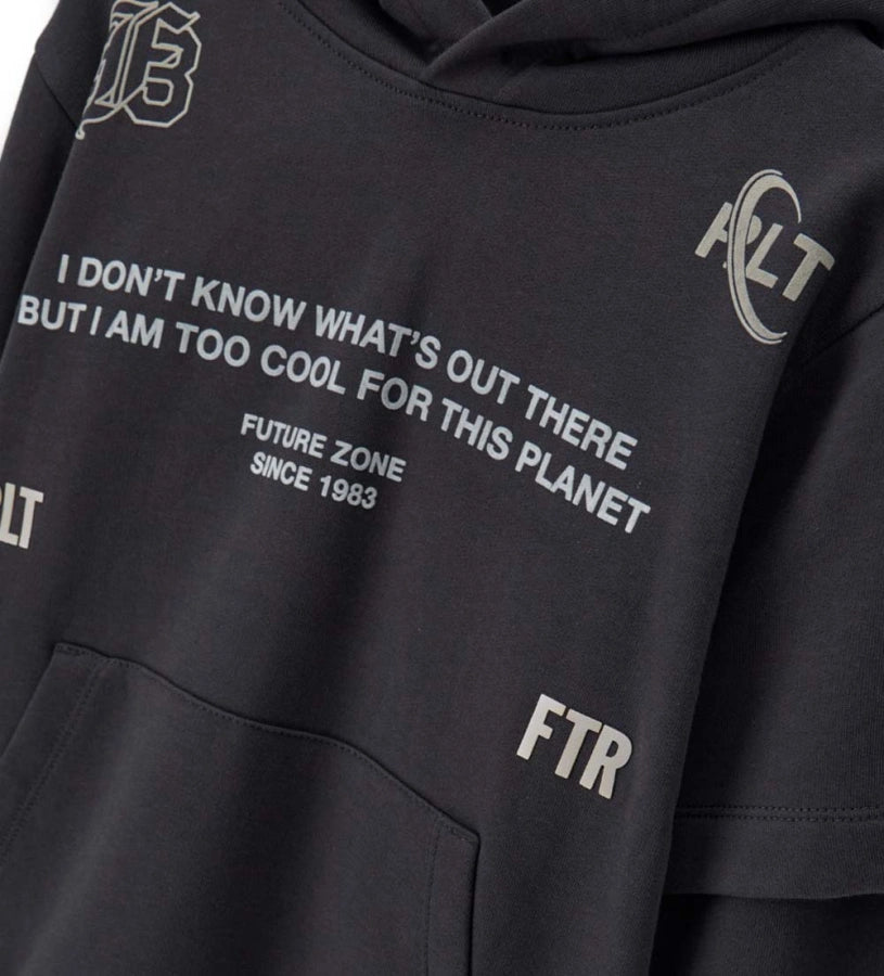 Φούτερ **oversized** από ζεστό βαμβάκι, με **urban στυλ** και ιδιαίτερο design. Διαθέτει μακριά μανίκια με **εφέ διπλού layer**, κουκούλα με **βαμβακερή επένδυση**, **μπροστινή τσέπη τύπου καγκουρό**, ριμπ τελειώματα και εντυπωσιακές **στάμπες** με **κεντημένη ετικέτα**. Ιδανικό για μοντέρνες, casual εμφανίσεις με άνεση και χαρακτήρα.