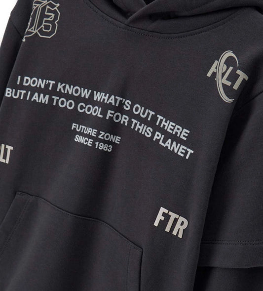 Φούτερ **oversized** από ζεστό βαμβάκι, με **urban στυλ** και ιδιαίτερο design. Διαθέτει μακριά μανίκια με **εφέ διπλού layer**, κουκούλα με **βαμβακερή επένδυση**, **μπροστινή τσέπη τύπου καγκουρό**, ριμπ τελειώματα και εντυπωσιακές **στάμπες** με **κεντημένη ετικέτα**. Ιδανικό για μοντέρνες, casual εμφανίσεις με άνεση και χαρακτήρα.