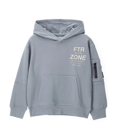 Φούτερ σε φαρδιά γραμμή από ζεστό βαμβάκι με urban ύφος. Διαθέτει μακριά μανίκια, κουκούλα με βαμβακερή επένδυση, μπροστινή τσέπη τύπου καγκουρό και τσέπη με αντίθετο φερμουάρ. Ριμπ τελειώματα, τυπώματα και κεντημένη ετικέτα για μοναδικό στυλ.