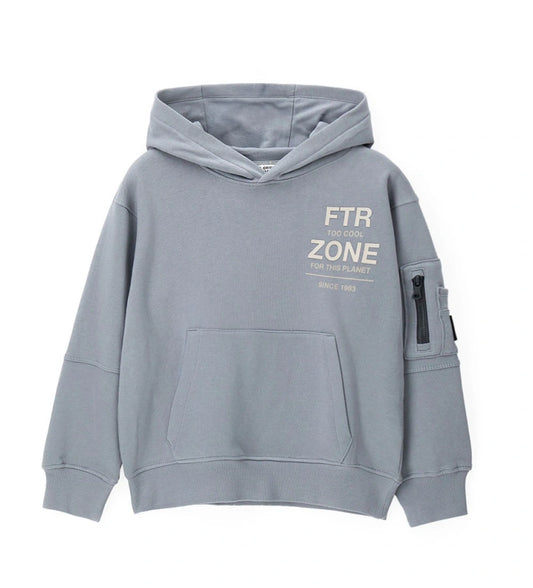 Φούτερ σε φαρδιά γραμμή από ζεστό βαμβάκι με urban ύφος. Διαθέτει μακριά μανίκια, κουκούλα με βαμβακερή επένδυση, μπροστινή τσέπη τύπου καγκουρό και τσέπη με αντίθετο φερμουάρ. Ριμπ τελειώματα, τυπώματα και κεντημένη ετικέτα για μοναδικό στυλ.