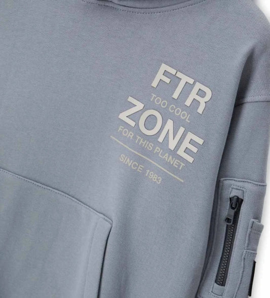 Φούτερ σε φαρδιά γραμμή από ζεστό βαμβάκι με urban ύφος. Διαθέτει μακριά μανίκια, κουκούλα με βαμβακερή επένδυση, μπροστινή τσέπη τύπου καγκουρό και τσέπη με αντίθετο φερμουάρ. Ριμπ τελειώματα, τυπώματα και κεντημένη ετικέτα για μοναδικό στυλ.