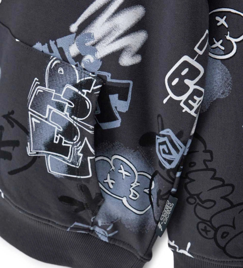 Φούτερ σε φαρδιά γραμμή από ζεστό βαμβάκι με συνολικό τύπωμα Graffiti, για streetstyle εμφάνιση. Διαθέτει μακριά μανίκια, κουκούλα με βαμβακερή επένδυση, μπροστινή τσέπη τύπου καγκουρό και ριμπ τελειώματα, για μια urban και δυναμική πινελιά.