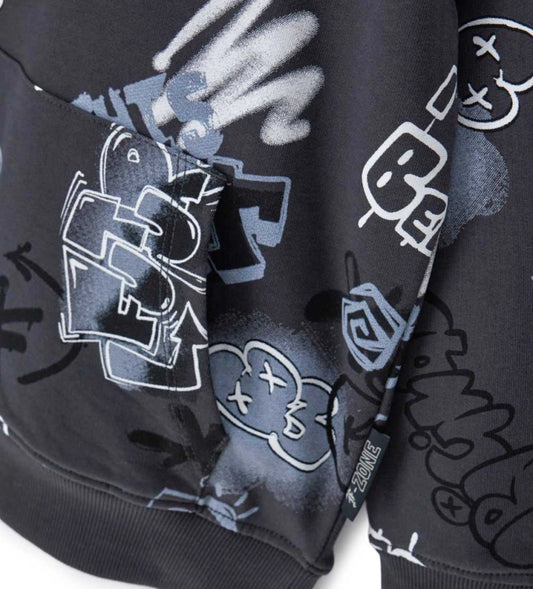 Φούτερ σε φαρδιά γραμμή από ζεστό βαμβάκι με συνολικό τύπωμα Graffiti, για streetstyle εμφάνιση. Διαθέτει μακριά μανίκια, κουκούλα με βαμβακερή επένδυση, μπροστινή τσέπη τύπου καγκουρό και ριμπ τελειώματα, για μια urban και δυναμική πινελιά.