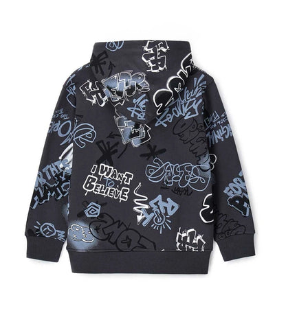 Φούτερ σε φαρδιά γραμμή από ζεστό βαμβάκι με συνολικό τύπωμα Graffiti, για streetstyle εμφάνιση. Διαθέτει μακριά μανίκια, κουκούλα με βαμβακερή επένδυση, μπροστινή τσέπη τύπου καγκουρό και ριμπ τελειώματα, για μια urban και δυναμική πινελιά.