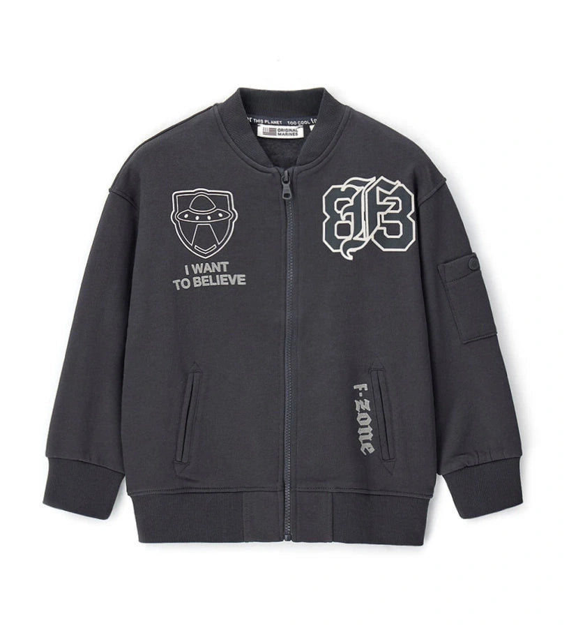 Μπουφάν bomber σε φαρδιά γραμμή από ζεστό βαμβάκι, με street style εμφάνιση. Διαθέτει μακριά μανίκια, τσέπες με ρέλι και τσέπη με καπάκι στο μανίκι, ριμπ τελειώματα, τυπώματα και κεντημένη ετικέτα για πρωτότυπο και μοντέρνο look.