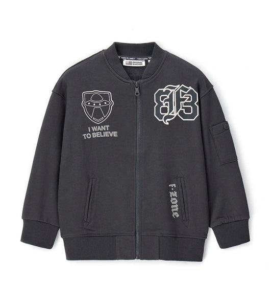 Μπουφάν bomber σε φαρδιά γραμμή από ζεστό βαμβάκι, με street style εμφάνιση. Διαθέτει μακριά μανίκια, τσέπες με ρέλι και τσέπη με καπάκι στο μανίκι, ριμπ τελειώματα, τυπώματα και κεντημένη ετικέτα για πρωτότυπο και μοντέρνο look.