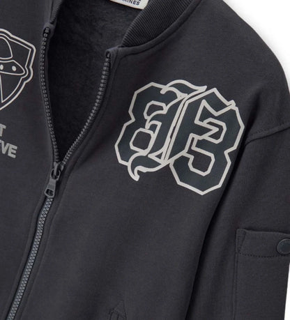 Μπουφάν bomber σε φαρδιά γραμμή από ζεστό βαμβάκι, με street style εμφάνιση. Διαθέτει μακριά μανίκια, τσέπες με ρέλι και τσέπη με καπάκι στο μανίκι, ριμπ τελειώματα, τυπώματα και κεντημένη ετικέτα για πρωτότυπο και μοντέρνο look.