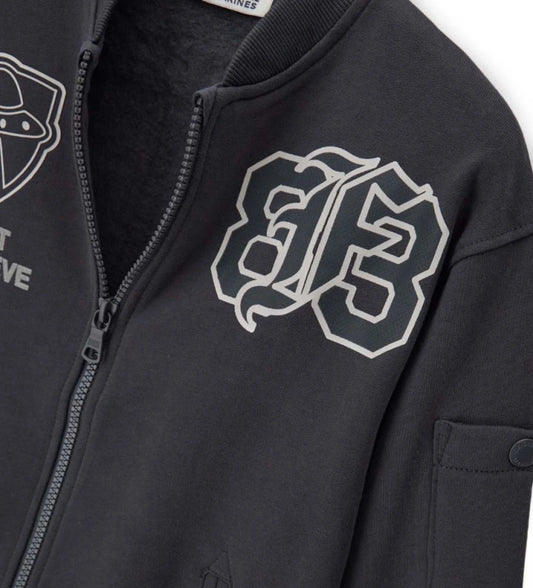 Μπουφάν bomber σε φαρδιά γραμμή από ζεστό βαμβάκι, με street style εμφάνιση. Διαθέτει μακριά μανίκια, τσέπες με ρέλι και τσέπη με καπάκι στο μανίκι, ριμπ τελειώματα, τυπώματα και κεντημένη ετικέτα για πρωτότυπο και μοντέρνο look.