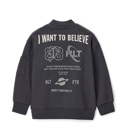 Μπουφάν bomber σε φαρδιά γραμμή από ζεστό βαμβάκι, με street style εμφάνιση. Διαθέτει μακριά μανίκια, τσέπες με ρέλι και τσέπη με καπάκι στο μανίκι, ριμπ τελειώματα, τυπώματα και κεντημένη ετικέτα για πρωτότυπο και μοντέρνο look.