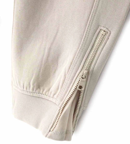 Παιδικό παντελόνι φόρμας από βαμβάκι, άνετο και μοντέρνο. Διαθέτει ρυθμιζόμενη μέση, ριμπ τελειώματα και φερμουάρ στο κάτω μέρος για δυναμικό στυλ. Το τύπωμα και η κεντημένη ετικέτα προσθέτουν μια ξεχωριστή και σύγχρονη πινελιά. Ιδανικό για casual και σπορ εμφανίσεις με άνεση και χαρακτήρα.