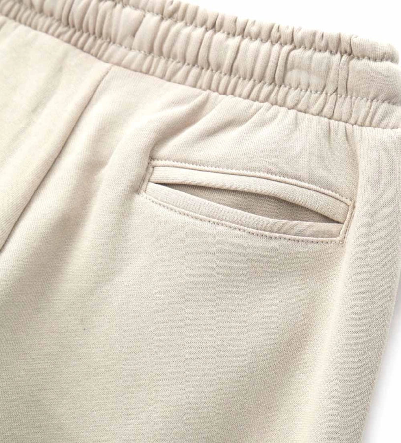 Παιδικό παντελόνι φόρμας από βαμβάκι, άνετο και μοντέρνο. Διαθέτει ρυθμιζόμενη μέση, ριμπ τελειώματα και φερμουάρ στο κάτω μέρος για δυναμικό στυλ. Το τύπωμα και η κεντημένη ετικέτα προσθέτουν μια ξεχωριστή και σύγχρονη πινελιά. Ιδανικό για casual και σπορ εμφανίσεις με άνεση και χαρακτήρα.