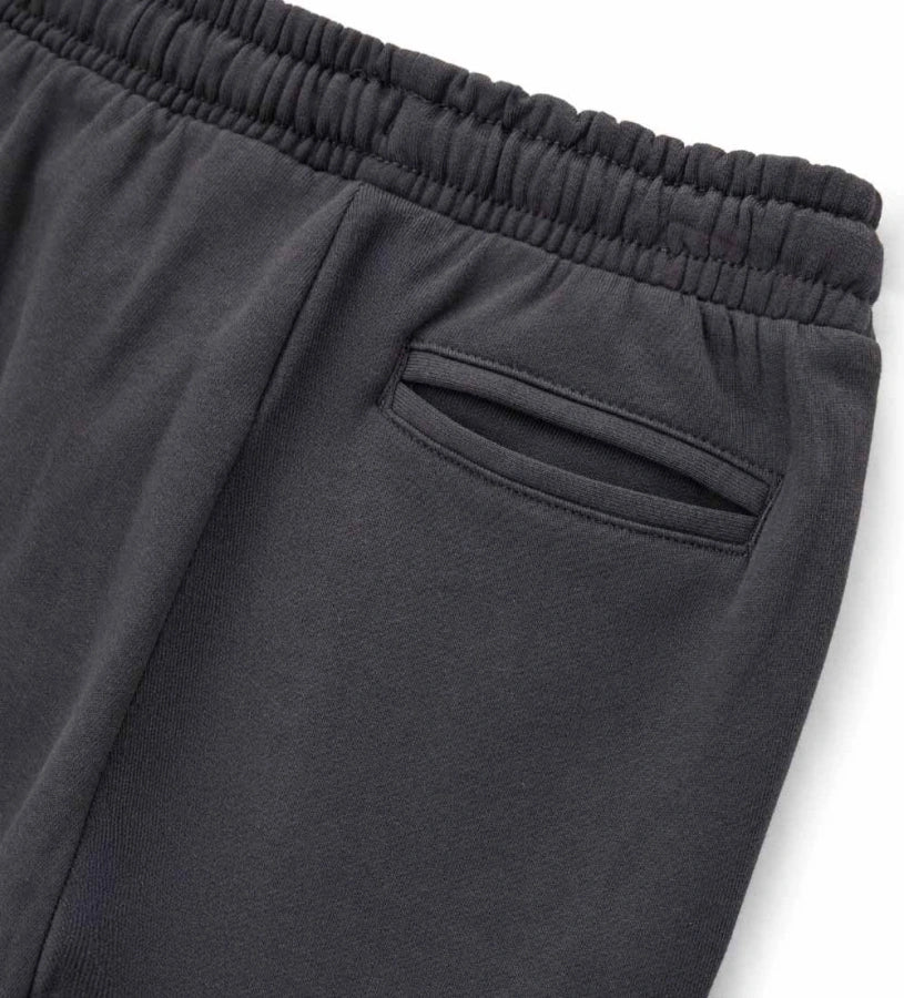 Παιδικό παντελόνι φόρμας από βαμβάκι, άνετο και μοντέρνο. Διαθέτει ρυθμιζόμενη μέση, ριμπ τελειώματα και φερμουάρ στο κάτω μέρος για δυναμικό στυλ. Το τύπωμα και η κεντημένη ετικέτα προσθέτουν μια ξεχωριστή και σύγχρονη πινελιά. Ιδανικό για casual και σπορ εμφανίσεις με άνεση και χαρακτήρα.