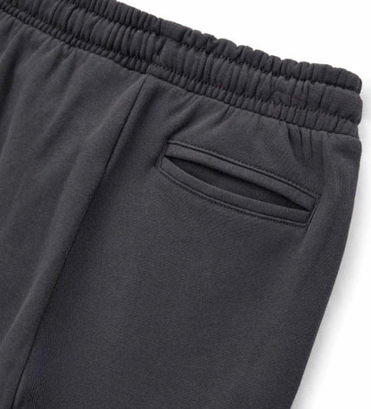 Παιδικό παντελόνι φόρμας από βαμβάκι, άνετο και μοντέρνο. Διαθέτει ρυθμιζόμενη μέση, ριμπ τελειώματα και φερμουάρ στο κάτω μέρος για δυναμικό στυλ. Το τύπωμα και η κεντημένη ετικέτα προσθέτουν μια ξεχωριστή και σύγχρονη πινελιά. Ιδανικό για casual και σπορ εμφανίσεις με άνεση και χαρακτήρα.